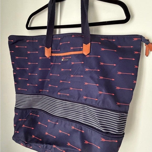 Stella & Dot Expandable Daytripper Bag, Navy with Red Arrows - Picture 3 of 7